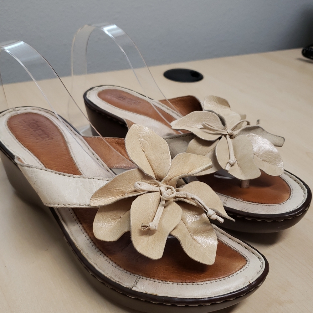 BORN Leather Wedge Thong Sandal Flower size 7
